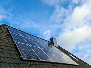 Quiero instalar paneles solares en mi vivienda, ¿qué debo tener en cuenta?